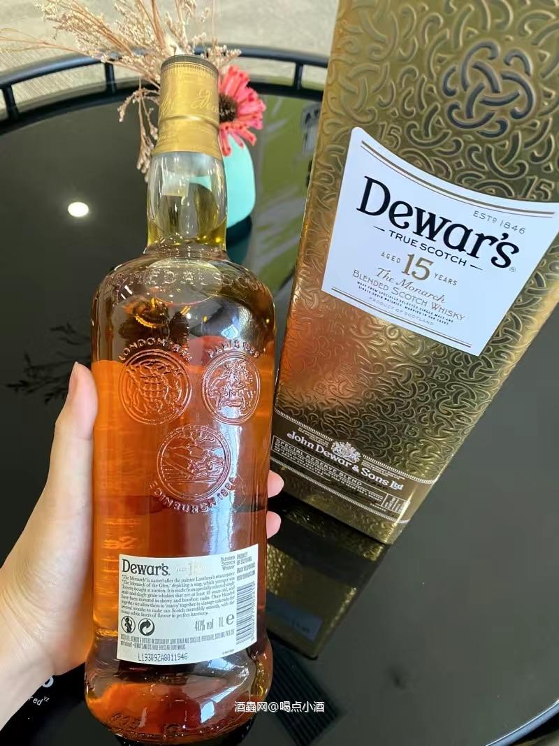 帝王15年调和威士忌，这个铁盒真的非常的酷非常的有质感，喜欢