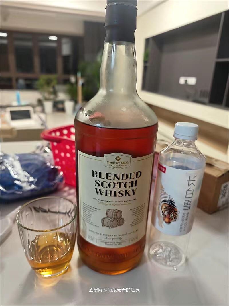 路过就买了一瓶，山姆会员品牌的威士忌，便宜，很大一瓶