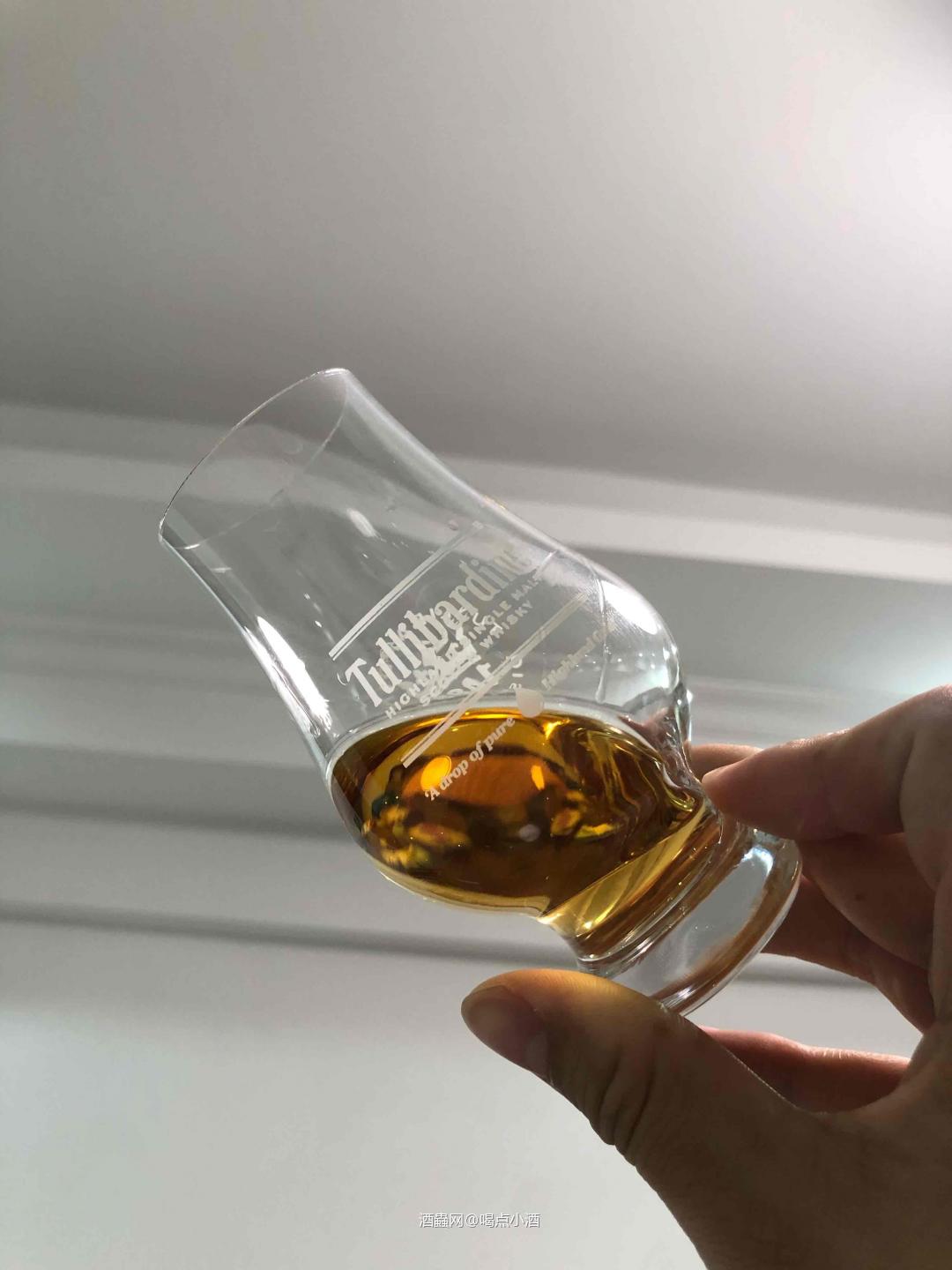 🥃要说过几天厦门威士忌酒展上最让人期待的酒款。非最新上市的这款图里巴丁酒厂的穆雷系列2008三波特桶莫属了。今天我带大家一起先先品为快。 🥃穆雷系列是图里巴丁酒厂的高端系列,而这款三波特桶是穆雷系列的第十二款限量版。这款酒将3种不同的波特酒桶进行了结合,分别是:白色波特酒桶、茶色波特酒桶、红宝石波特酒桶。 🥃2008年蒸馏,于2022年装瓶,限量发行18278瓶。非冷凝过滤,保持原桶复杂芬芳的风味