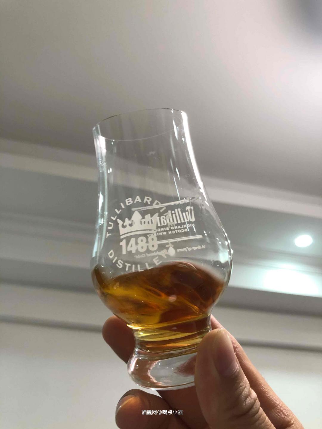 🥃要说过几天厦门威士忌酒展上最让人期待的酒款。非最新上市的这款图里巴丁酒厂的穆雷系列2008三波特桶莫属了。今天我带大家一起先先品为快。 🥃穆雷系列是图里巴丁酒厂的高端系列，而这款三波特桶是穆雷系列的第十二款限量版。这款酒将3种不同的波特酒桶进行了结合，分别是:白色波特酒桶、茶色波特酒桶、红宝石波特酒桶。 🥃2008年蒸馏，于2022年装瓶，限量发行18278瓶。非冷凝过滤，保持原桶复杂芬芳的风味