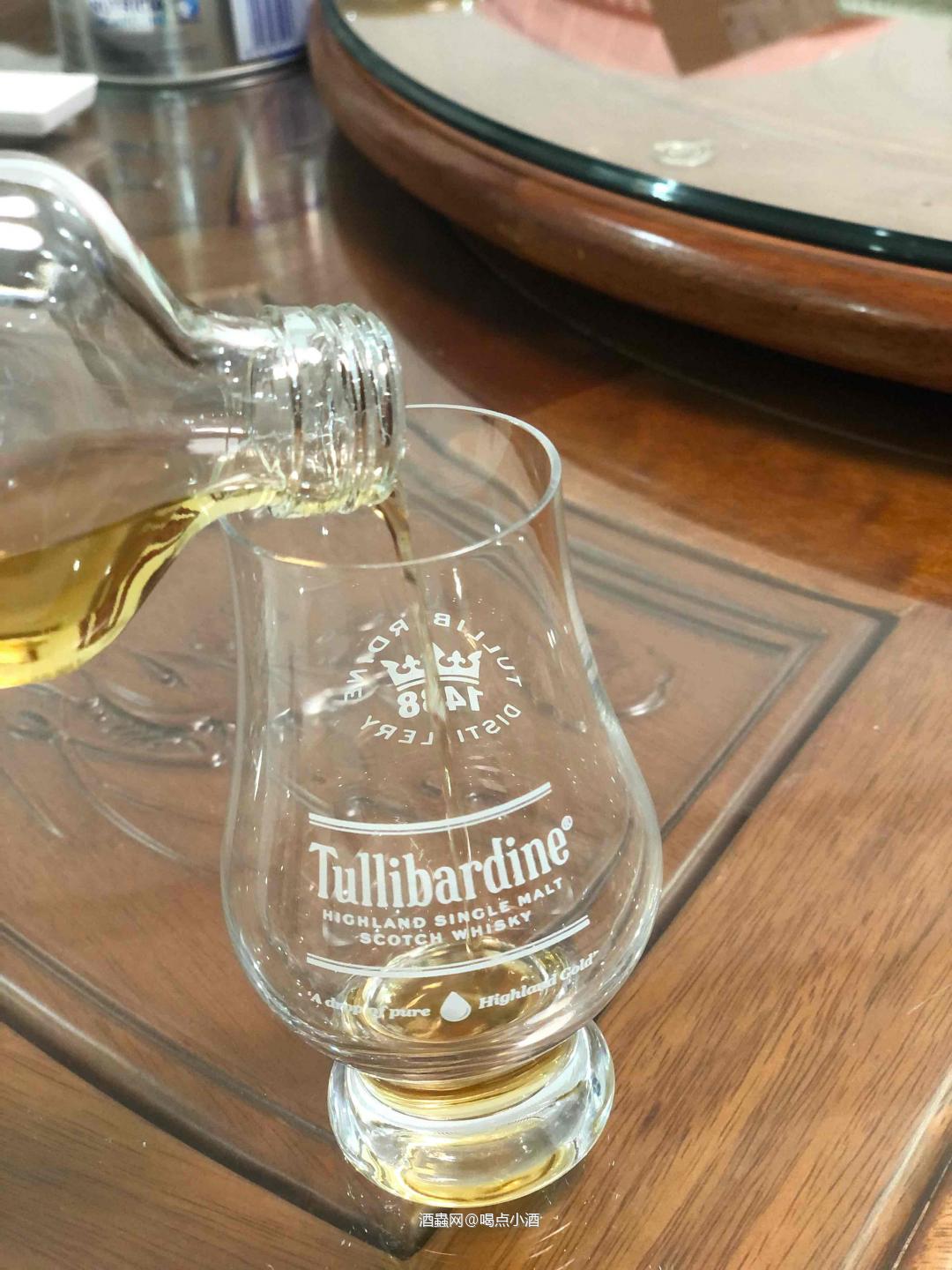 🥃要说过几天厦门威士忌酒展上最让人期待的酒款。非最新上市的这款图里巴丁酒厂的穆雷系列2008三波特桶莫属了。今天我带大家一起先先品为快。 🥃穆雷系列是图里巴丁酒厂的高端系列，而这款三波特桶是穆雷系列的第十二款限量版。这款酒将3种不同的波特酒桶进行了结合，分别是:白色波特酒桶、茶色波特酒桶、红宝石波特酒桶。 🥃2008年蒸馏，于2022年装瓶，限量发行18278瓶。非冷凝过滤，保持原桶复杂芬芳的风味