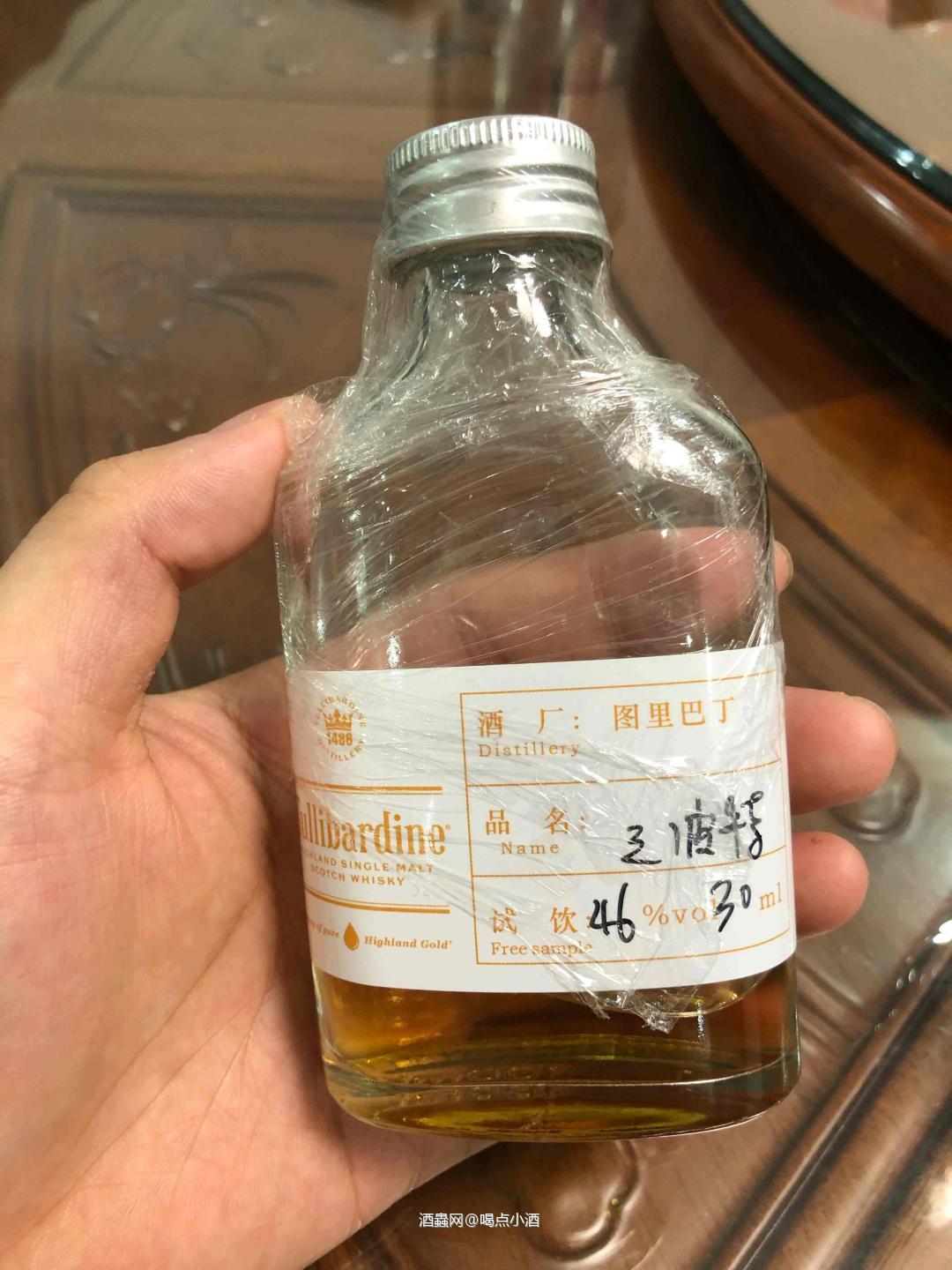 🥃要说过几天厦门威士忌酒展上最让人期待的酒款。非最新上市的这款图里巴丁酒厂的穆雷系列2008三波特桶莫属了。今天我带大家一起先先品为快。 🥃穆雷系列是图里巴丁酒厂的高端系列，而这款三波特桶是穆雷系列的第十二款限量版。这款酒将3种不同的波特酒桶进行了结合，分别是:白色波特酒桶、茶色波特酒桶、红宝石波特酒桶。 🥃2008年蒸馏，于2022年装瓶，限量发行18278瓶。非冷凝过滤，保持原桶复杂芬芳的风味
