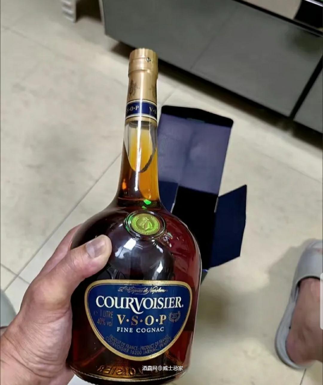 拿破仑vsop,这个是海外版的,挺不错的,1000ml V.S.O.P.生产於法国干邑六大法定产区,经以铜制Charentais蒸馏器双重蒸馏后,再在法国橡木桶中密封酿制若干年后的白兰地,才算得上是干邑。