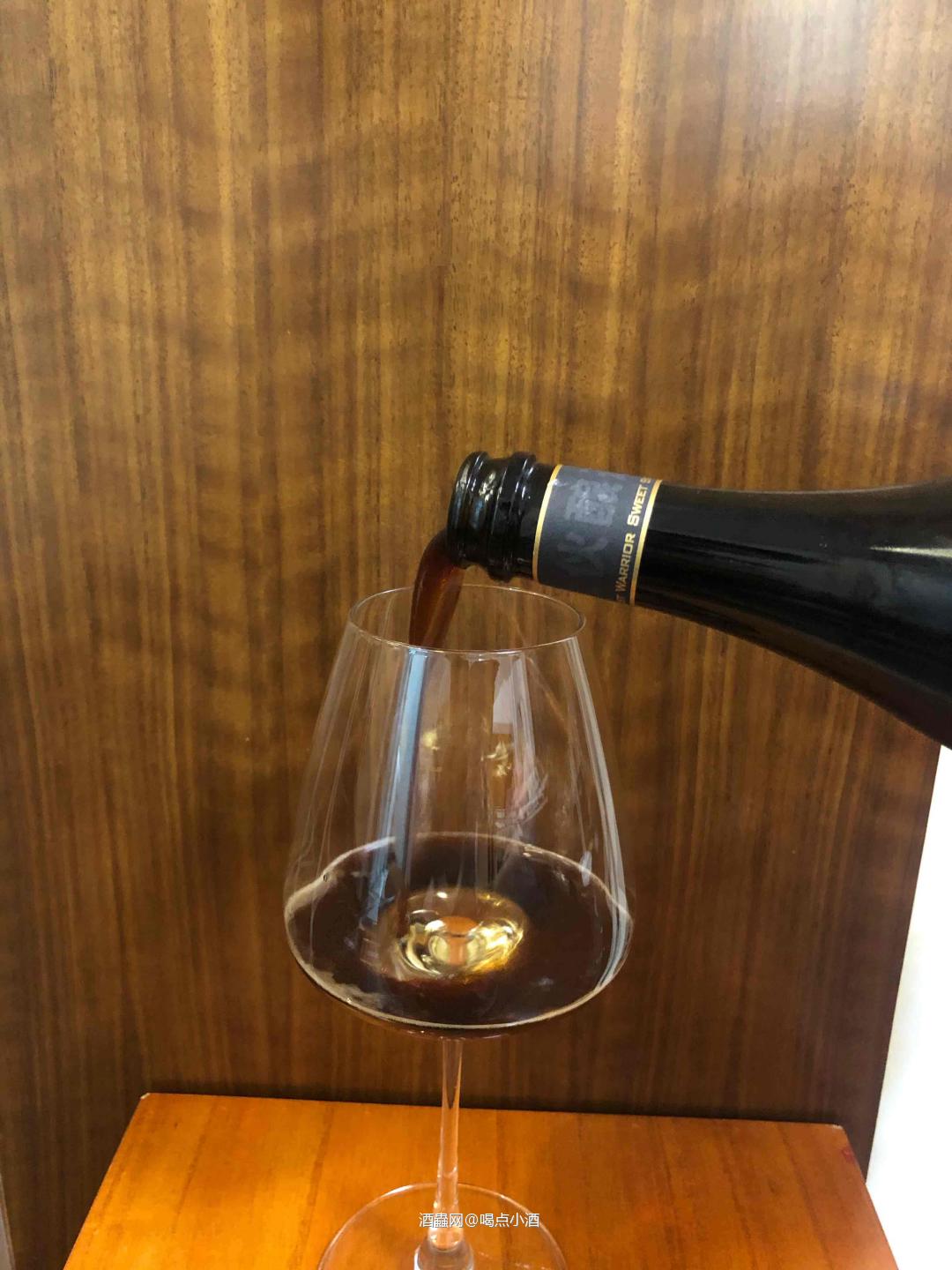 🥃当咖啡和甜世涛发生碰撞，我觉得好喝程度完全不输咖啡茅台。今天我们一起来品尝一下这款来自中国重庆的高端精酿厂牌「大伙酿造」出品的——幽灵骑士 甜世涛啤酒🍺 🥃这款啤酒的原料除了常规的大麦麦芽、小麦麦芽、特种麦芽、啤酒花，酵母。还加入了椰粒、咖啡豆。 原麦汁浓度:22°P 酒精度:≥8%vol 国际苦度:52 IBU 保质期5年。 🏆 并在2022年CBC中国国际啤酒挑战赛“天禄奖”摘星获奖。下面一