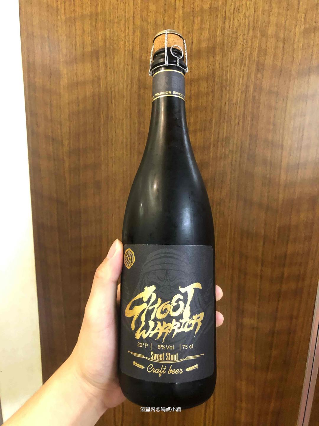 🥃当咖啡和甜世涛发生碰撞，我觉得好喝程度完全不输咖啡茅台。今天我们一起来品尝一下这款来自中国重庆的高端精酿厂牌「大伙酿造」出品的——幽灵骑士 甜世涛啤酒🍺 🥃这款啤酒的原料除了常规的大麦麦芽、小麦麦芽、特种麦芽、啤酒花，酵母。还加入了椰粒、咖啡豆。 原麦汁浓度:22°P 酒精度:≥8%vol 国际苦度:52 IBU 保质期5年。 🏆 并在2022年CBC中国国际啤酒挑战赛“天禄奖”摘星获奖。下面一