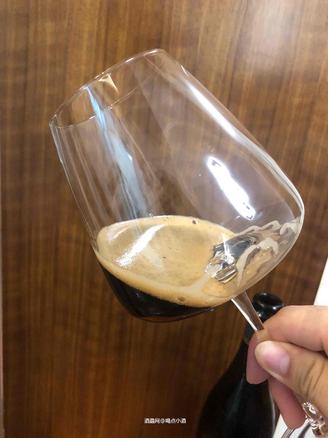 🥃当咖啡和甜世涛发生碰撞，我觉得好喝程度完全不输咖啡茅台。今天我们一起来品尝一下这款来自中国重庆的高端精酿厂牌「大伙酿造」出品的——幽灵骑士 甜世涛啤酒🍺 🥃这款啤酒的原料除了常规的大麦麦芽、小麦麦芽、特种麦芽、啤酒花，酵母。还加入了椰粒、咖啡豆。 原麦汁浓度:22°P 酒精度:≥8%vol 国际苦度:52 IBU 保质期5年。 🏆 并在2022年CBC中国国际啤酒挑战赛“天禄奖”摘星获奖。下面一