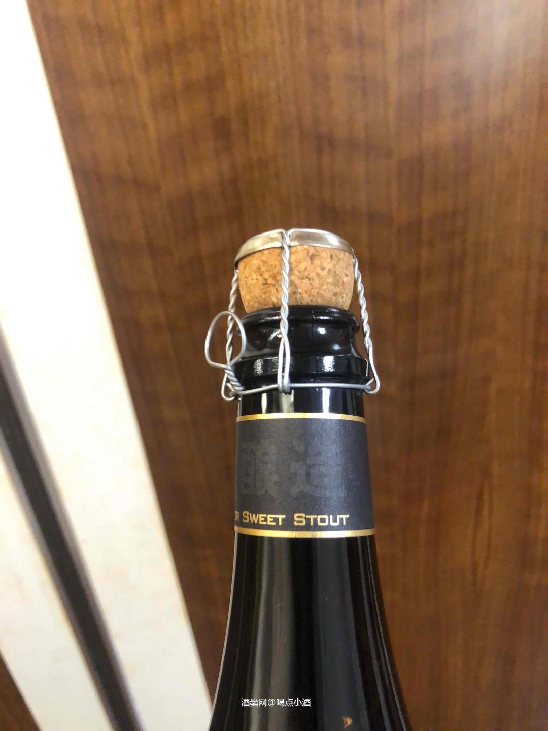 🥃当咖啡和甜世涛发生碰撞，我觉得好喝程度完全不输咖啡茅台。今天我们一起来品尝一下这款来自中国重庆的高端精酿厂牌「大伙酿造」出品的——幽灵骑士 甜世涛啤酒🍺 🥃这款啤酒的原料除了常规的大麦麦芽、小麦麦芽、特种麦芽、啤酒花，酵母。还加入了椰粒、咖啡豆。 原麦汁浓度:22°P 酒精度:≥8%vol 国际苦度:52 IBU 保质期5年。 🏆 并在2022年CBC中国国际啤酒挑战赛“天禄奖”摘星获奖。下面一
