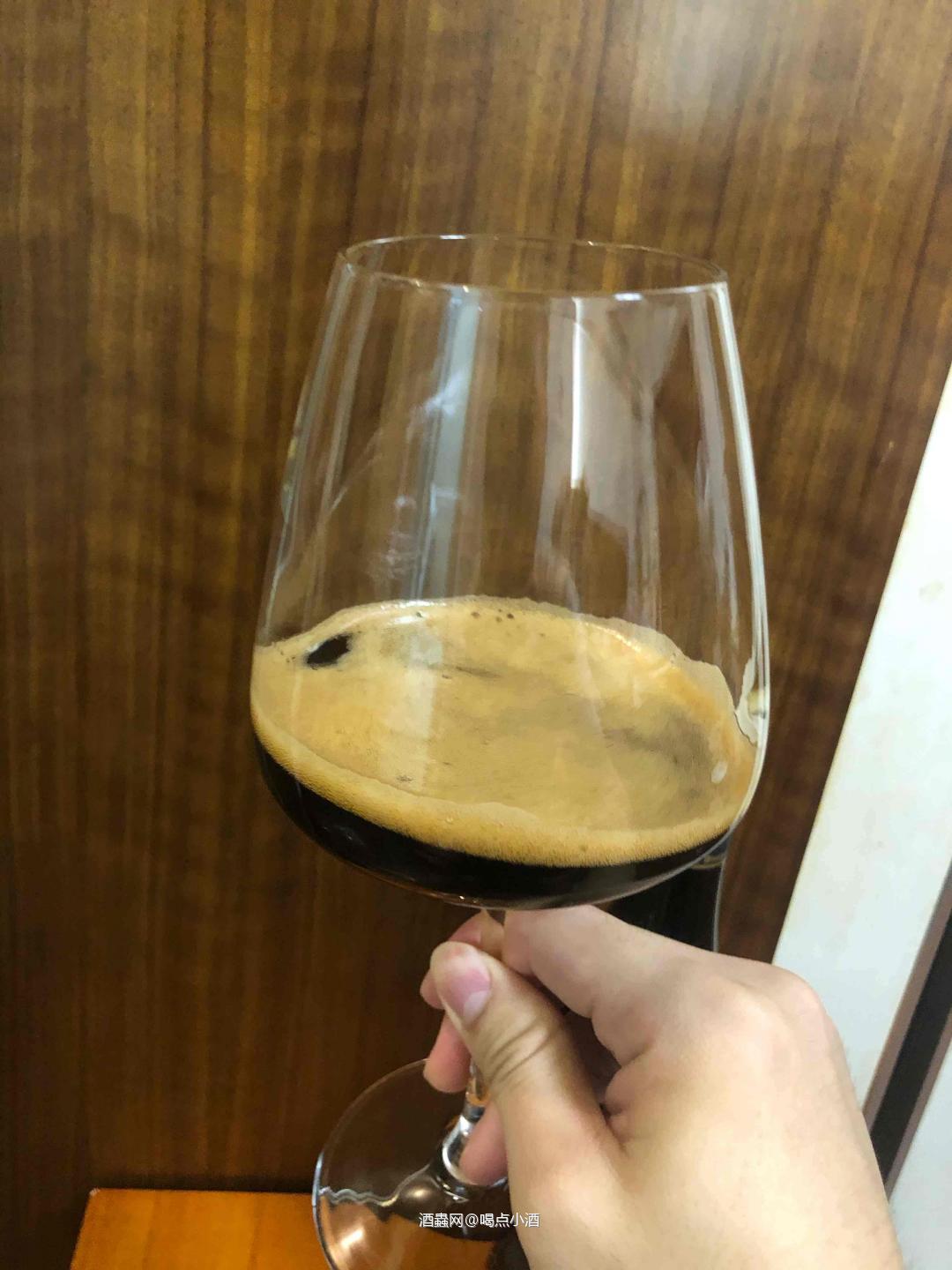 🥃当咖啡和甜世涛发生碰撞，我觉得好喝程度完全不输咖啡茅台。今天我们一起来品尝一下这款来自中国重庆的高端精酿厂牌「大伙酿造」出品的——幽灵骑士 甜世涛啤酒🍺 🥃这款啤酒的原料除了常规的大麦麦芽、小麦麦芽、特种麦芽、啤酒花，酵母。还加入了椰粒、咖啡豆。 原麦汁浓度:22°P 酒精度:≥8%vol 国际苦度:52 IBU 保质期5年。 🏆 并在2022年CBC中国国际啤酒挑战赛“天禄奖”摘星获奖。下面一