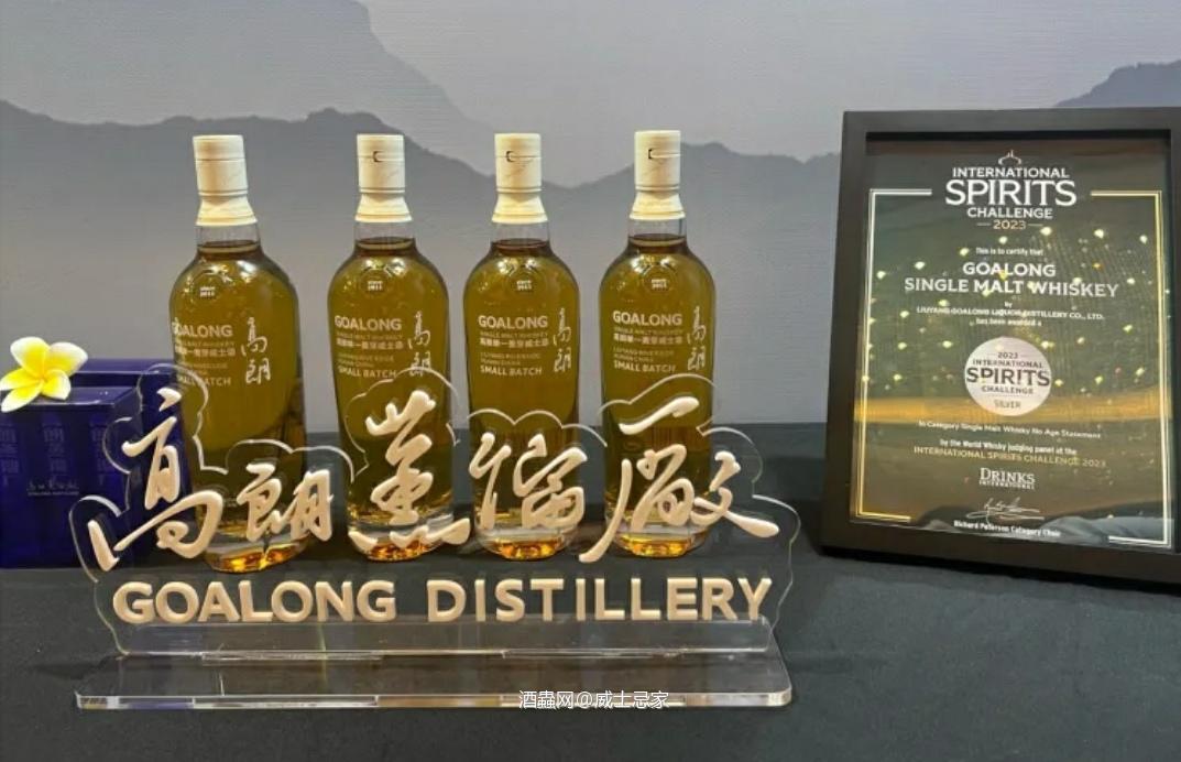 发现了一家国产宝藏蒸馏厂——高朗蒸馏厂 试了一下他们用糯稻酿造的谷物短陈烈酒 闻香非常甜美,有一种奶油蛋糕的味道 入桶时间不是很长,度数50几,还是有点酒精感的。 喜欢的会非常喜欢,因人而异哈。 不过这种搭配和开发倒是挺新奇的,很有趣。之后会持续关注的。