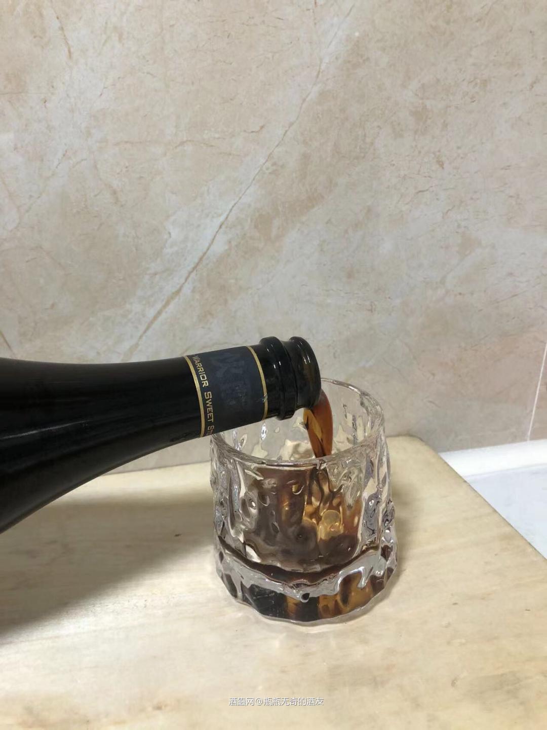 🍺今天跟大家推荐一款好喝的甜世涛啤酒。由重庆的大伙酿造厂牌推出的精品甜世涛。幽灵勇士🍺 配料表:酿造水，大麦麦芽、小麦麦芽、特种麦芽、椰粒、咖啡豆、啤酒花、酵母、原麦汁浓度:22°P 酒精度:≥8%vol 国际苦度:52 IBU。 🍺色泽: 深褐色的酒液，倒出来是类似咖啡一样的泡沫，泡沫消散的比较快。 👃闻香: 闻起来是比较甜美的椰丝，还有很香的可可咖啡香气。 👄口感: 喝起来很像在喝一杯精品咖啡