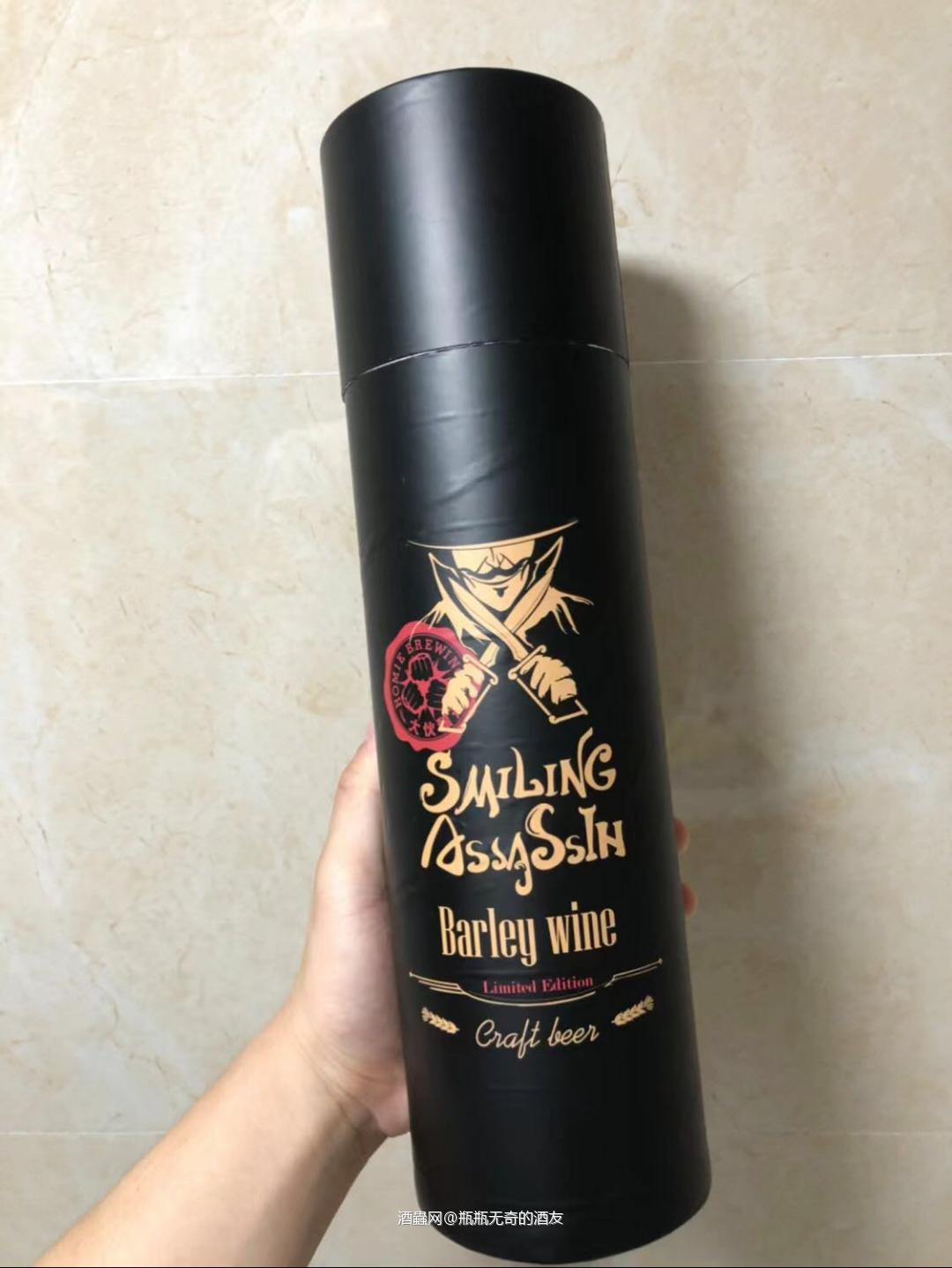 🍺今天跟大家推荐一款好喝的甜世涛啤酒。由重庆的大伙酿造厂牌推出的精品甜世涛。幽灵勇士🍺 配料表:酿造水，大麦麦芽、小麦麦芽、特种麦芽、椰粒、咖啡豆、啤酒花、酵母、原麦汁浓度:22°P 酒精度:≥8%vol 国际苦度:52 IBU。 🍺色泽: 深褐色的酒液，倒出来是类似咖啡一样的泡沫，泡沫消散的比较快。 👃闻香: 闻起来是比较甜美的椰丝，还有很香的可可咖啡香气。 👄口感: 喝起来很像在喝一杯精品咖啡