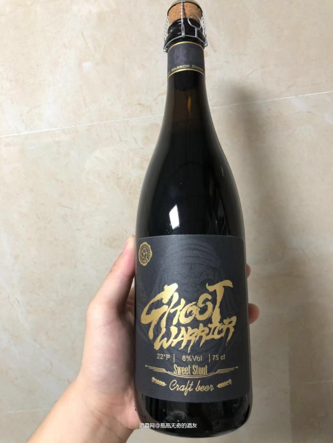 🍺今天跟大家推荐一款好喝的甜世涛啤酒。由重庆的大伙酿造厂牌推出的精品甜世涛。幽灵勇士🍺 配料表:酿造水，大麦麦芽、小麦麦芽、特种麦芽、椰粒、咖啡豆、啤酒花、酵母、原麦汁浓度:22°P 酒精度:≥8%vol 国际苦度:52 IBU。 🍺色泽: 深褐色的酒液，倒出来是类似咖啡一样的泡沫，泡沫消散的比较快。 👃闻香: 闻起来是比较甜美的椰丝，还有很香的可可咖啡香气。 👄口感: 喝起来很像在喝一杯精品咖啡