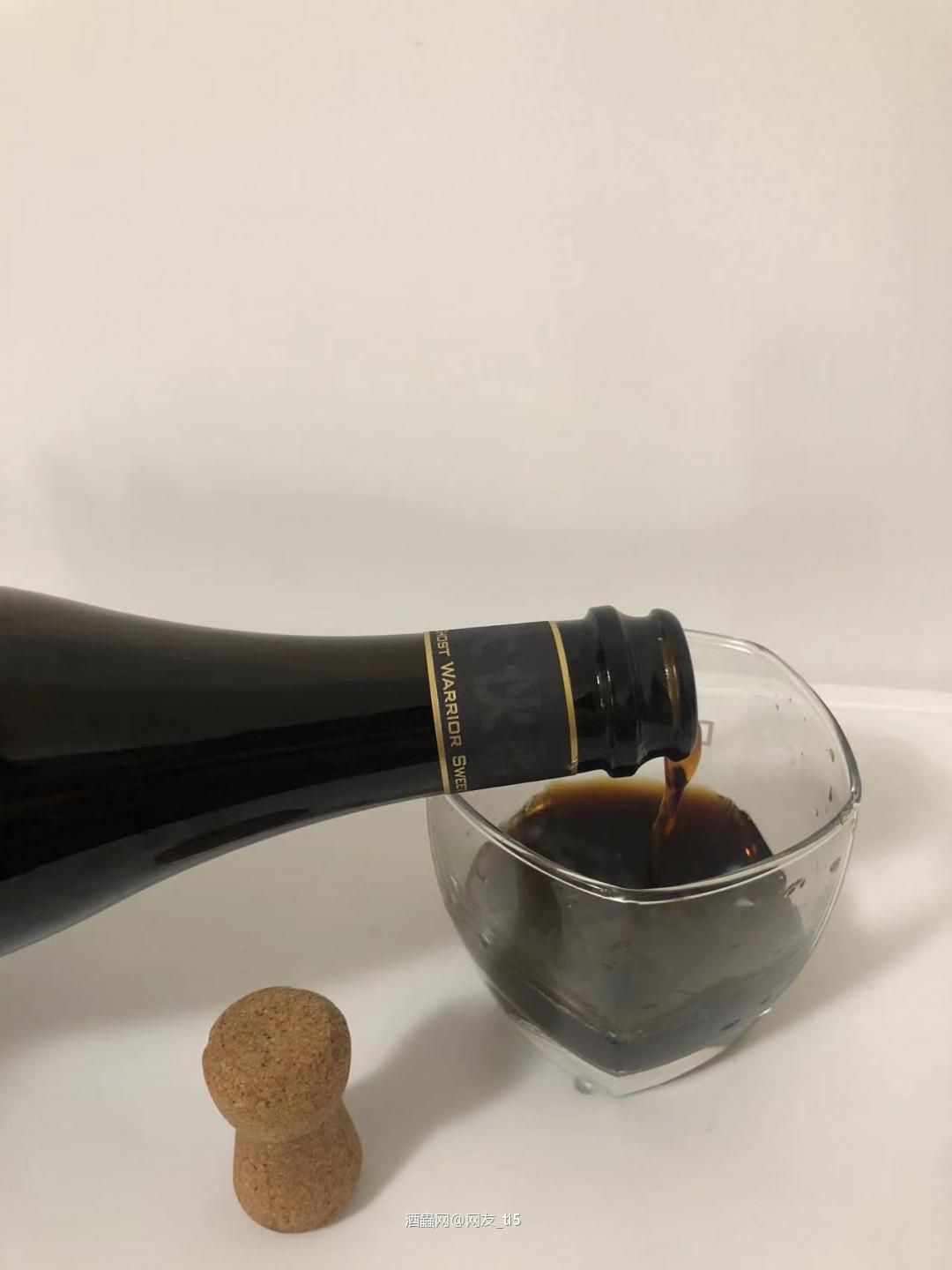一喝就爱上的甜世涛。原来咖啡真的可以跟啤酒结合。而且那么平衡,丝滑,柔顺。今天就来给大家推荐这款幽灵勇士、甜世涛啤酒。 他来自美丽的山城——重庆的本土精酿厂牌_____大伙酿造。该品牌初创于2020年初,他们的很多精酿啤酒中都这高品质的材料,精心把控的品质酿造着每一款精酿。今天喝的幽灵勇士也在2022年CBC中国国际啤酒挑战赛“天禄奖”摘星获奖。 原料:酿造水、大麦麦芽、小麦麦芽、特种麦芽、椰粒、