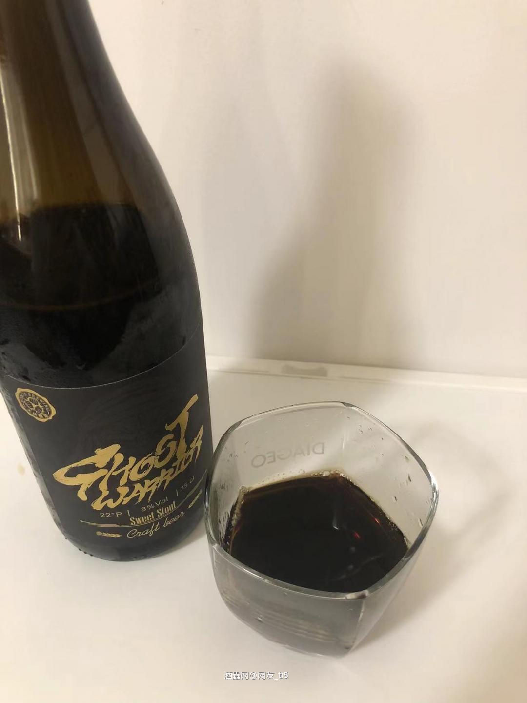 一喝就爱上的甜世涛。原来咖啡真的可以跟啤酒结合。而且那么平衡,丝滑,柔顺。今天就来给大家推荐这款幽灵勇士、甜世涛啤酒。 他来自美丽的山城——重庆的本土精酿厂牌_____大伙酿造。该品牌初创于2020年初,他们的很多精酿啤酒中都这高品质的材料,精心把控的品质酿造着每一款精酿。今天喝的幽灵勇士也在2022年CBC中国国际啤酒挑战赛“天禄奖”摘星获奖。 原料:酿造水、大麦麦芽、小麦麦芽、特种麦芽、椰粒、