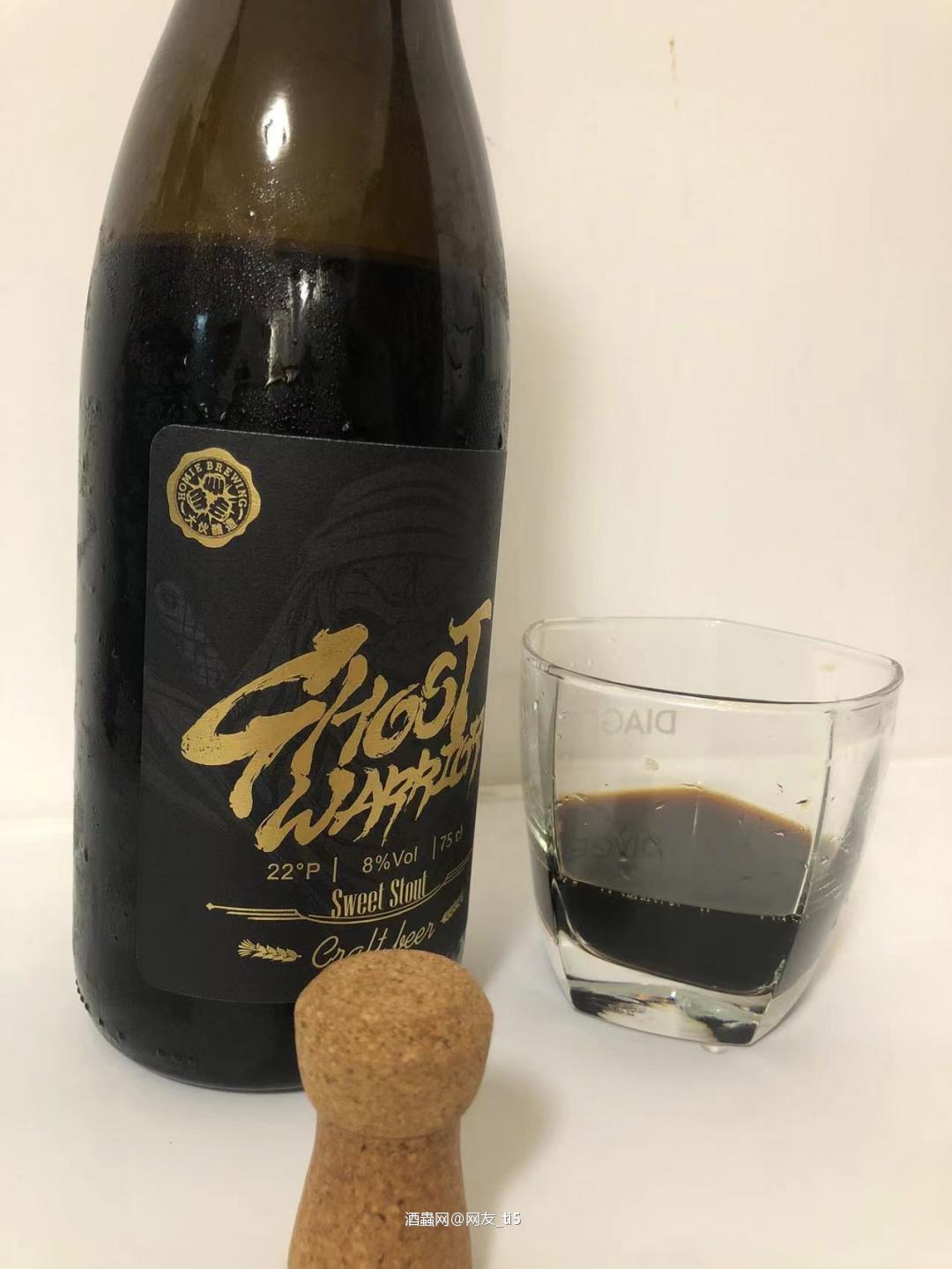 一喝就爱上的甜世涛。原来咖啡真的可以跟啤酒结合。而且那么平衡,丝滑,柔顺。今天就来给大家推荐这款幽灵勇士、甜世涛啤酒。 他来自美丽的山城——重庆的本土精酿厂牌_____大伙酿造。该品牌初创于2020年初,他们的很多精酿啤酒中都这高品质的材料,精心把控的品质酿造着每一款精酿。今天喝的幽灵勇士也在2022年CBC中国国际啤酒挑战赛“天禄奖”摘星获奖。 原料:酿造水、大麦麦芽、小麦麦芽、特种麦芽、椰粒、