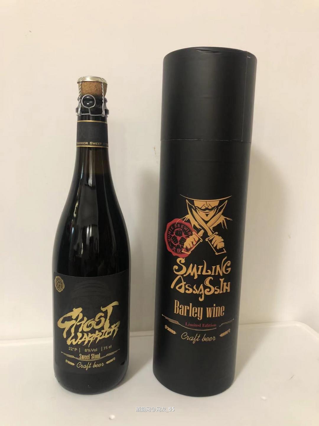 一喝就爱上的甜世涛。原来咖啡真的可以跟啤酒结合。而且那么平衡,丝滑,柔顺。今天就来给大家推荐这款幽灵勇士、甜世涛啤酒。 他来自美丽的山城——重庆的本土精酿厂牌_____大伙酿造。该品牌初创于2020年初,他们的很多精酿啤酒中都这高品质的材料,精心把控的品质酿造着每一款精酿。今天喝的幽灵勇士也在2022年CBC中国国际啤酒挑战赛“天禄奖”摘星获奖。 原料:酿造水、大麦麦芽、小麦麦芽、特种麦芽、椰粒、