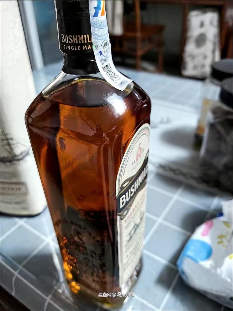 布什米尔战船雪莉桶，国内很小众的的一款，很好喝，免税版1L装的。