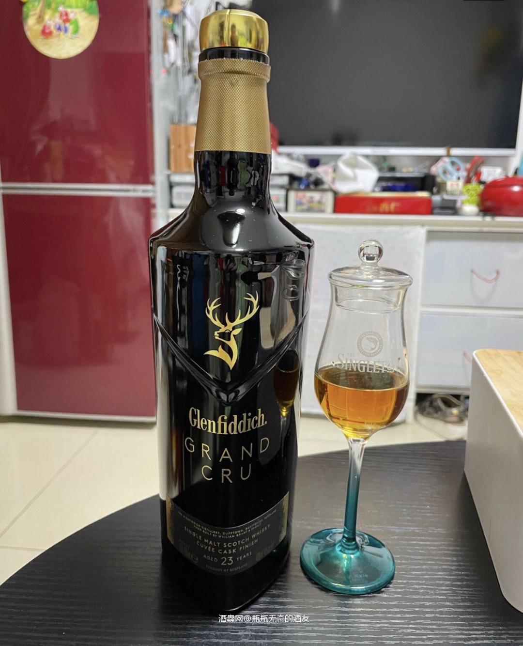 格兰菲迪23年璀璨珍藏系列🥃 🌟43度,包装外盒非常给力,其实只是不到2k的一支酒,不得不说这个黑金的配色确实很显高级哈哈~