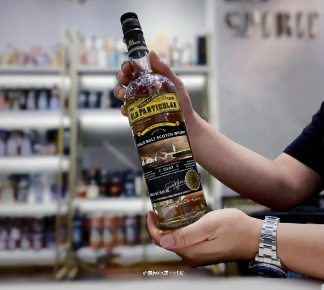 艾雷岛16年 DL Douglas Laing OP Islay 2006 装瓶信息 苏格兰单一麦芽威士忌,原酒来自Ardbeg 天然色,非冷凝过滤,装瓶度数56% (桶强) 再填巴特桶 Refill Butt 总计装瓶507瓶 风格 倾向美国橡木桶,强劲浓郁的现代泥煤风格 闻香 肉香如熏肉、腌肉,烟丝,辛香料的香气如八角、肉桂,老陈皮,泥土,发酵的面团,再融合一些香草,咸黄油。※※ 品鉴 强劲的