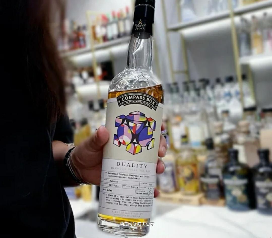 罗盘针二元性 Compass Box Duality 装瓶信息 苏格兰调和麦芽威士忌，原酒来自Ardbeg , Caol Ila , Bimber 天然色，非冷凝过滤，装瓶度数52% 再烘波本桶和PX雪莉猪头桶 总计装瓶1050瓶 风格 中等年份，平衡泥煤，理想的PX雪莉桶增味风格 闻香 迸发的海洋气味 - 海藻、矿物质，黄油饼干、发酵的面团与香草蛋糕，坚果利口酒，一些微弱的酸橙、红苹果香气。※※