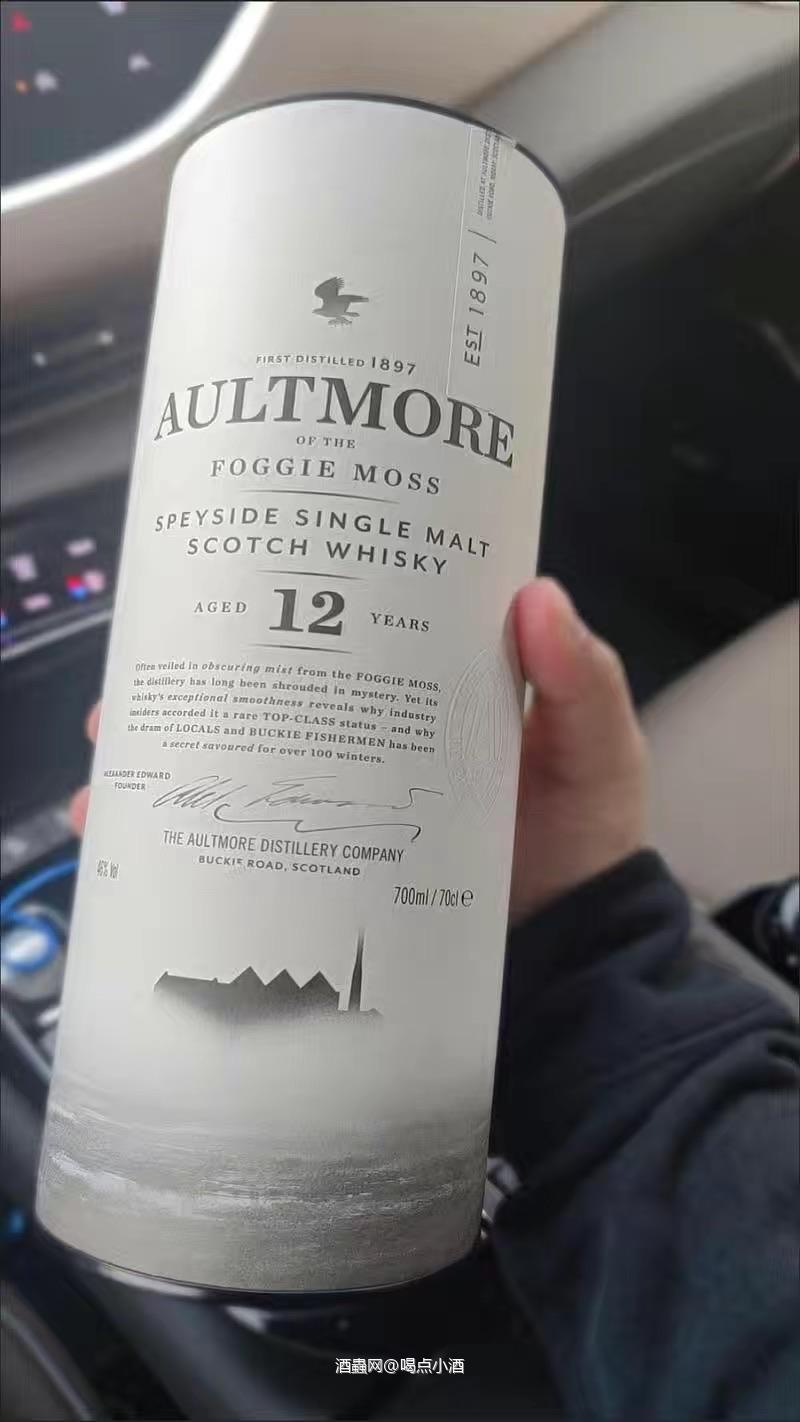 周末了喝一杯欧摩12年，性价比比较高的斯佩塞产区威士忌。
