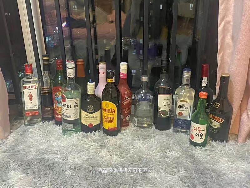 好多喝不完的调酒工具威士忌,龙舌兰,金酒和力娇酒