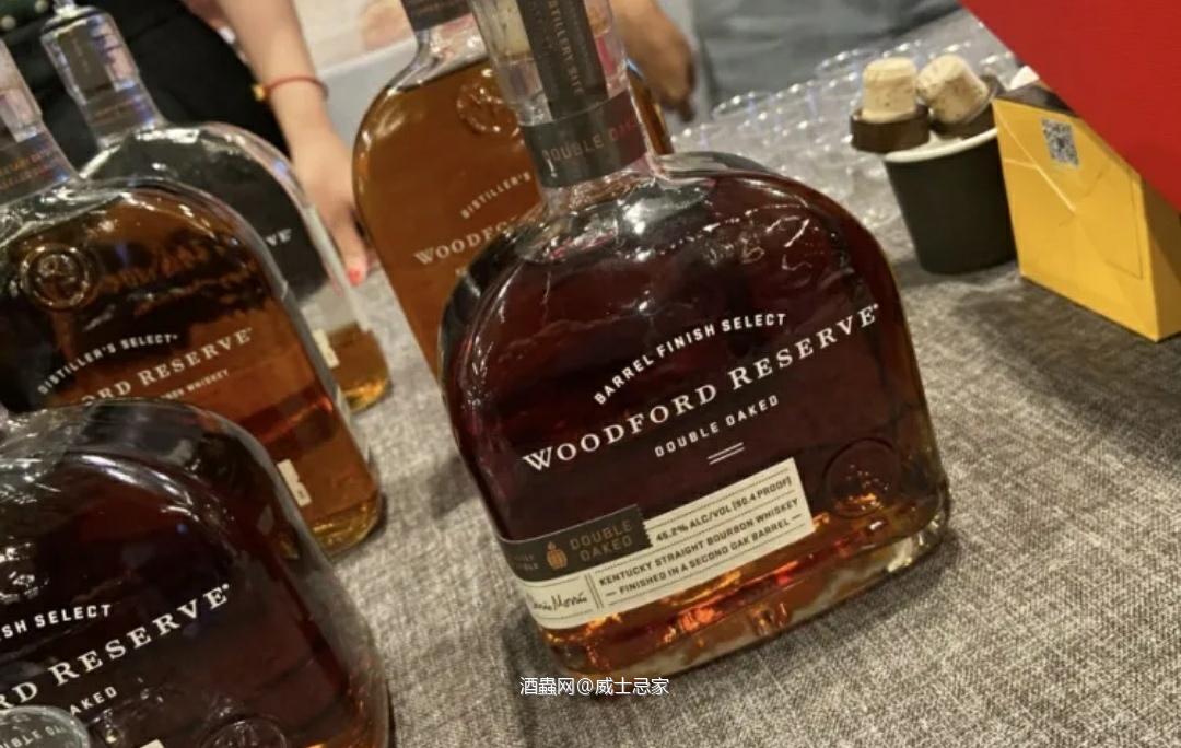 活福来自活福郡著名酒厂Labrot Graham。是肯塔基最古老也是最小的酒厂。 「色泽」琥珀色。 「闻香」与常规的波本区别不大，明显的家具漆料，一点点青涩水果，香料的辛香。 「口感」辛香与一丝苹果皮，不同的是有一点清凉。 「余韵」悠长，辛辣。