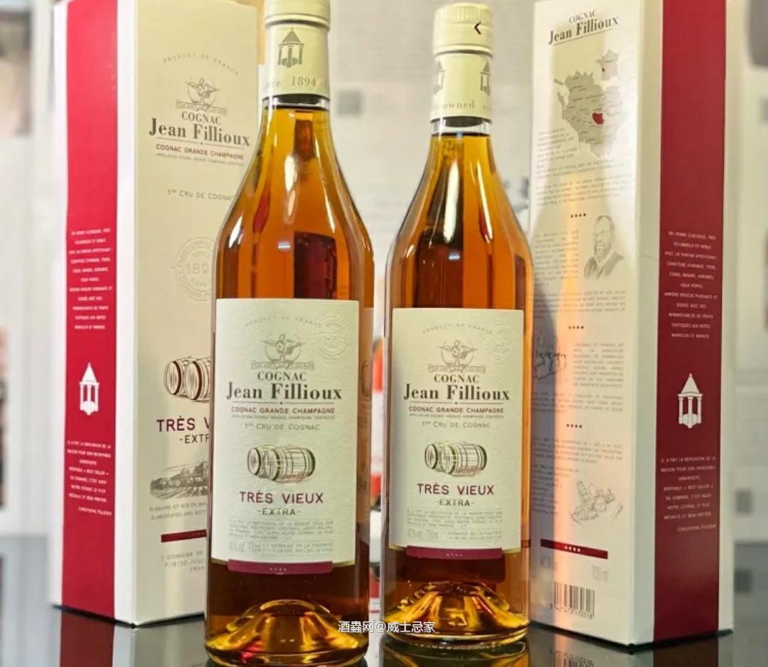🥃菲利傲 超额非常老 干邑 700ml 44% 👉被誉为“香气魔术师”的菲利傲(Jean Fillioux)家族中的成员,经历五代传承至今一直是轩尼诗首席调酒大师,家族经营的葡萄园位于干邑大香槟区的“金三角”(Verrières)(Angeac-Champagne)和(Juillac-le-Coq)三个小村庄之间,一直以缓慢、耐心、安静、谦逊的工匠精神生产超凡干邑。 👉超额非常老(Très Vie