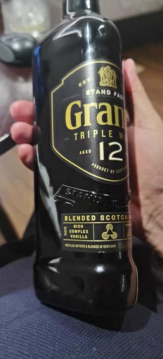 格兰三桶混酿的一款泥煤系列。几十块钱的口酿,也还行。瓶子是类似格兰菲迪的三角瓶,炫酷的黑色瓶子。 轻微的泥煤香气。喝起来酒精感还是比较明显的。淡淡的果香和泥煤味道。加冰会更加柔顺一点,挺不错的威士忌。还是可以的一款酒来的,主要便宜
