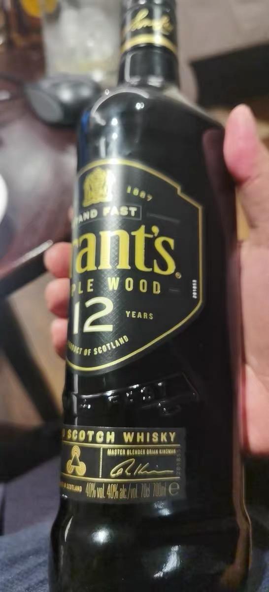 格兰三桶混酿的一款泥煤系列。几十块钱的口酿，也还行。瓶子是类似格兰菲迪的三角瓶，炫酷的黑色瓶子。 轻微的泥煤香气。喝起来酒精感还是比较明显的。淡淡的果香和泥煤味道。加冰会更加柔顺一点，挺不错的威士忌。还是可以的一款酒来的，主要便宜