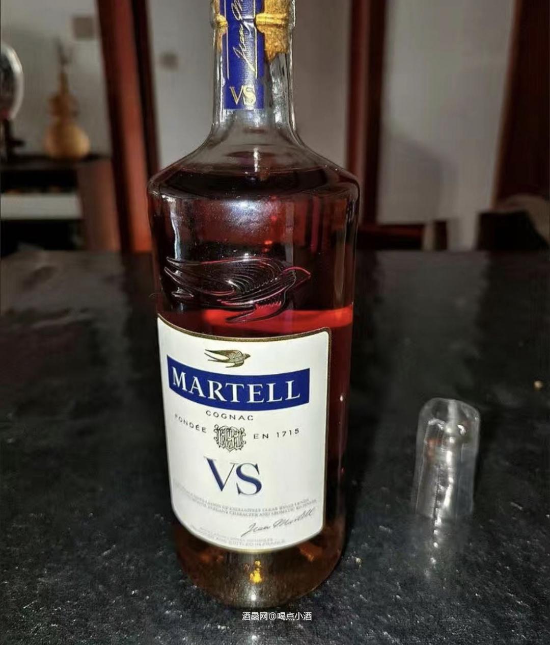 马爹利VS是一种混合型白兰地,它是由不同年份的高品质葡萄酒以及100%法国杜松子酒混合调制而成。它是马爹利便于日常饮用的一款白兰地,而马爹利这个品牌也是相当有名的,历史悠久。它是由PascalMartell创建,于1715年左右为皇家法国酒商。
