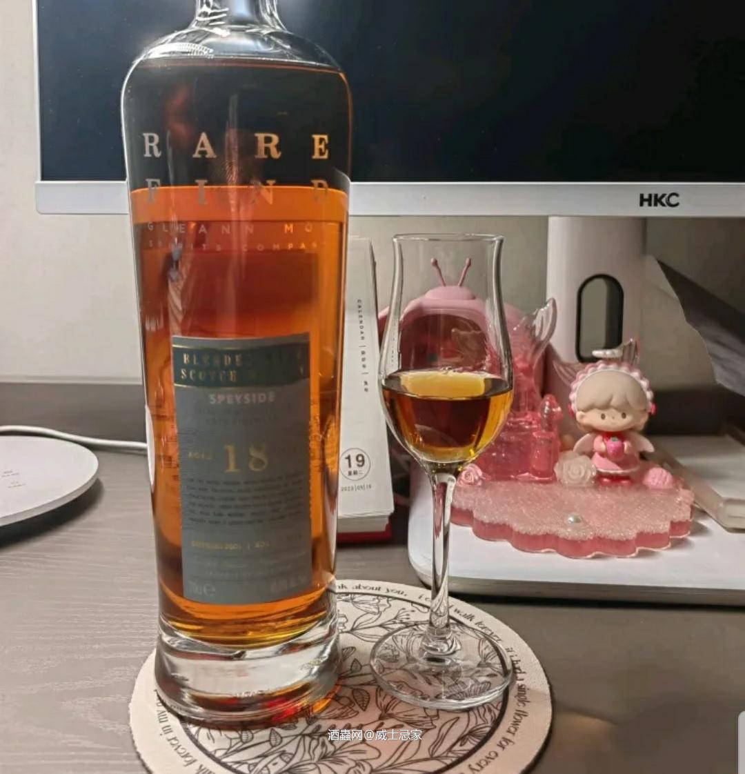 GLEANN MOR 格林魔 18yo 雪莉 2001-2019 46.8% 他写着是cask strength 闻香 87 胡椒,山楂,甘草,肉蔻,比较酸的葡萄,一点脂粉,黑加仑,秋梨膏;杯醒有淡奶油,榛仁黑巧克力,橙子;再醒有樱桃派,乌梅干。闻香上偏酸,木头味清晰。 口感 87 前段是黑加仑,偏苦的樱桃汁,蜡味;中段是胡椒,意式咖啡转拿铁咖啡;后段是甘草,苹果派,百合花,桂花,浓烈的胭脂。 余