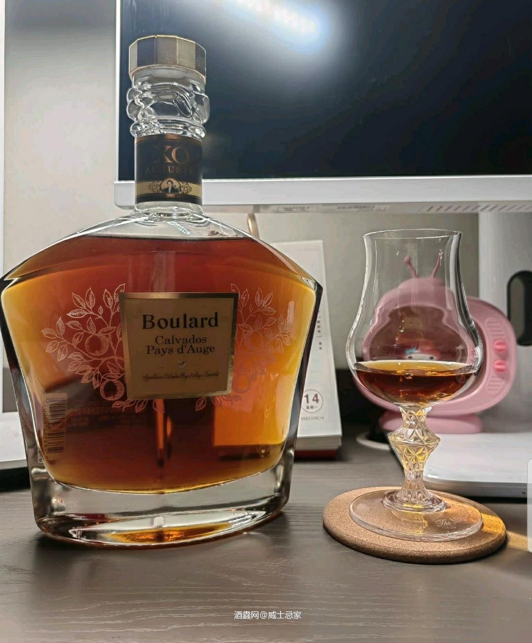 Boulard Calvados Pays d'Auge XO 布拉德 卡尔瓦多斯 苹果白兰地 XO 40%vol 闻香 82 焦糖,浓缩苹果汁,烤苹果,薄荷糖,桔子皮,桔子罐头 口感 84 前段是焦糖,太妃糖,薄荷糖;中段是烤苹果,桔子罐头,桔子皮;后段是酸梅酱和陈皮糖。 整体品饮过程比较短暂 尾韵 79 烤苹果,桔子皮,橘子罐头,薄荷糖。 比较短暂和平淡 总结 整体来讲很不错,不同于