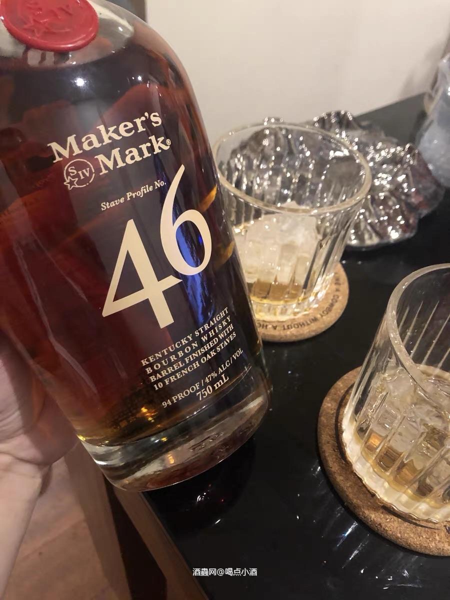 “46”代表美格46配方的探索过程中 前后共经过了46次实验 创始人Bill Samuels,Jr.创造性地在熟成酒液中 置入了10根烘烤过的法国橡木以改善酒体因长时间陈年产生的苦味 缔造出美格46特殊的甜美口感