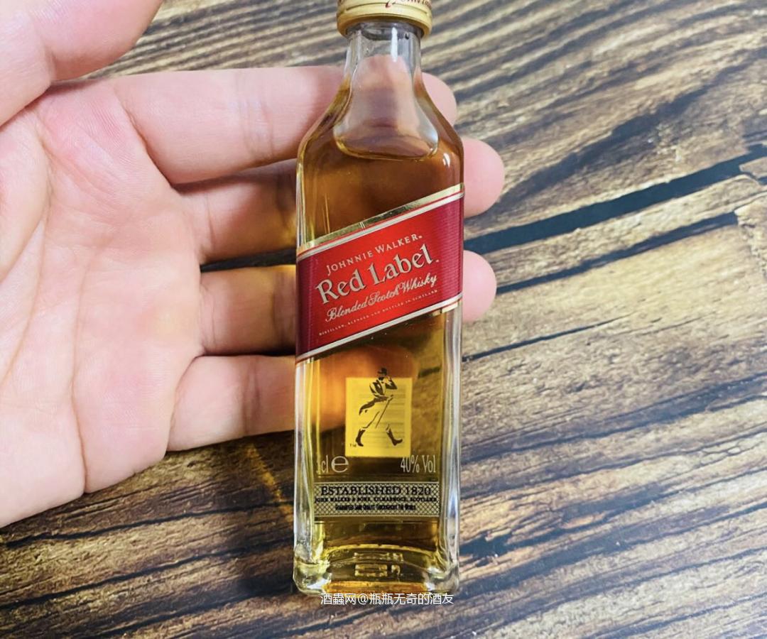 两个玻璃的小酒版,尊尼获加蓝牌不用多说了。一直都是有盒的玻璃瓶,毕竟价格也不便宜,70多了。红牌找到一个玻璃瓶的,也不贵,17块钱,比起塑料瓶的质感好太多了。慢慢集邮吧,看到有便宜的就买,慢慢集邮的乐趣。