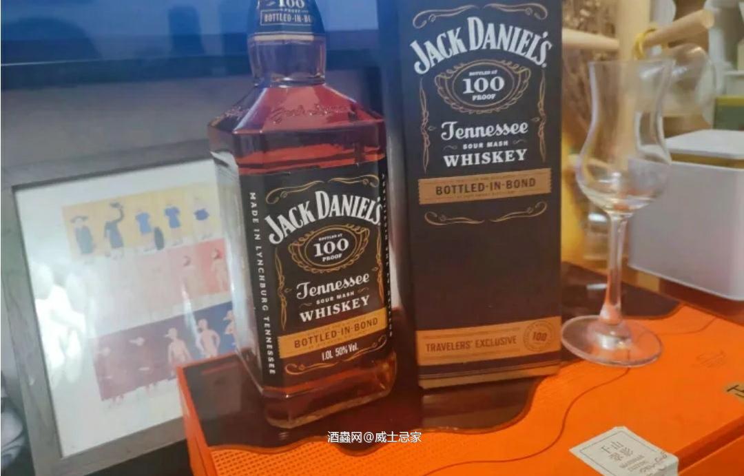 开一支酒再聊聊酒🥃 性价比最高的一款杰克丹尼?"杰克丹尼-100proof机场免税版" & 聊天丨🏵 🥃杰克丹尼作为世界销量第一的American威士忌,江湖地位自不比多说,世界500强的铺货量让你在全世界任何酒类超市和酒吧里都能发现它的身影。 作为田纳西威士忌的王中本王,“林肯郡过滤法”成了它的金字招牌;蒸馏酒需经过无数唐枫木炭垒成的巨大过滤器,从而得到更加干净的酒体