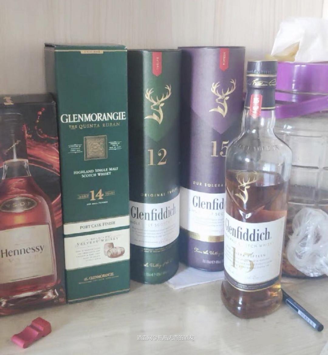 格兰菲迪15年款采用索雷拉系统调和，即使用陈年15年以上的西班牙雪莉桶、波本桶以及新橡木桶三种不同的桶中进行静置融合。 喝起来层次感极其丰富复杂，有着巧克力、烤面包的香气；口感如丝绸般轻盈顺滑，散发着杏仁糖、白巧克力、梨子的丰富口感。 尾韵香甜，同时带着一丝丝生姜的气息。