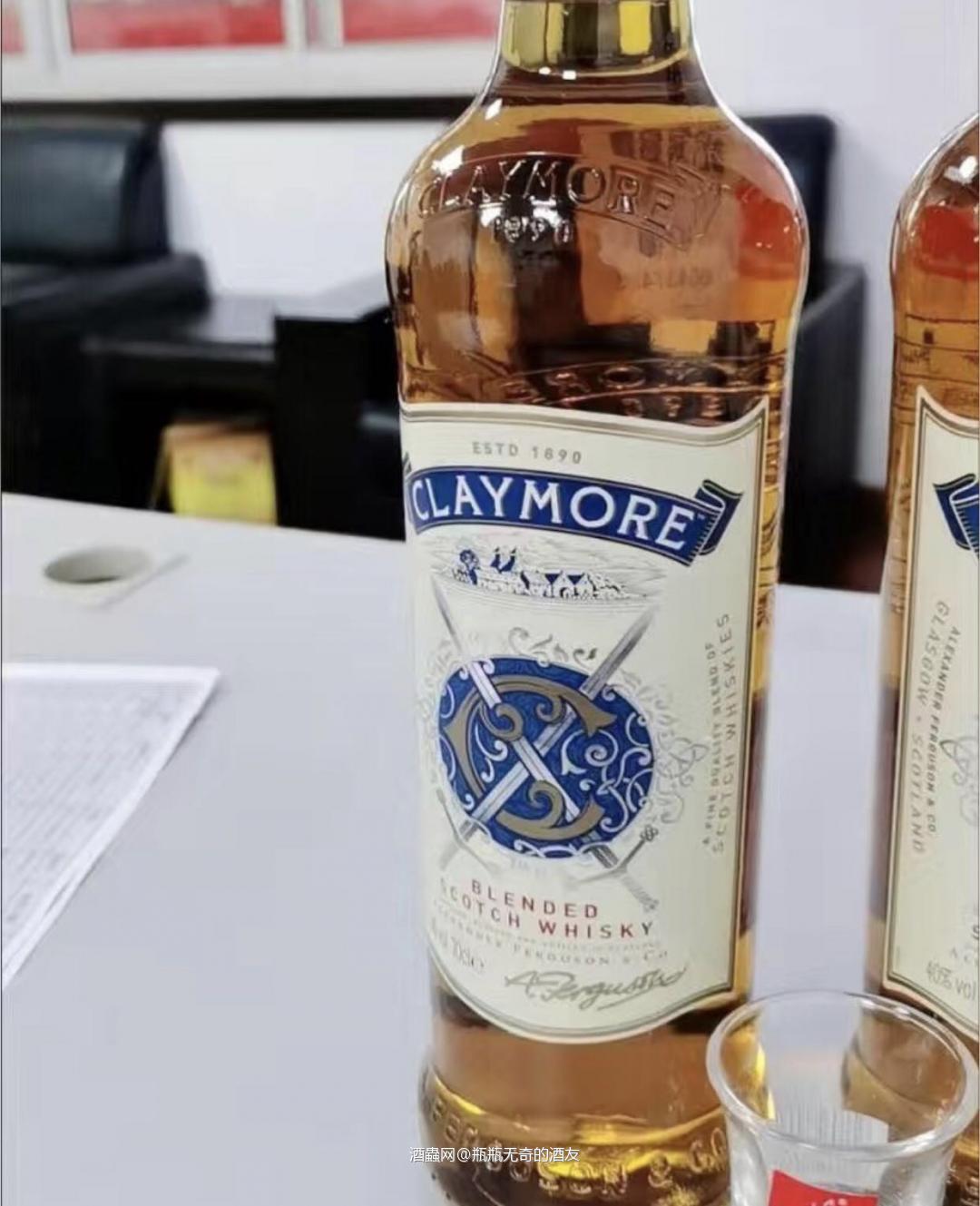 剑威苏格兰威士忌精选35种不同的麦芽和谷物为原料，采用独特的酿造技术，经过一定比例的混合勾兑精心酿制而成，充满自然的味道，酒香饱满丰厚，底蕴温润柔和，口感复杂，质感紧凑，在威士忌爱好者眼中拥有不可撼动的地位。
