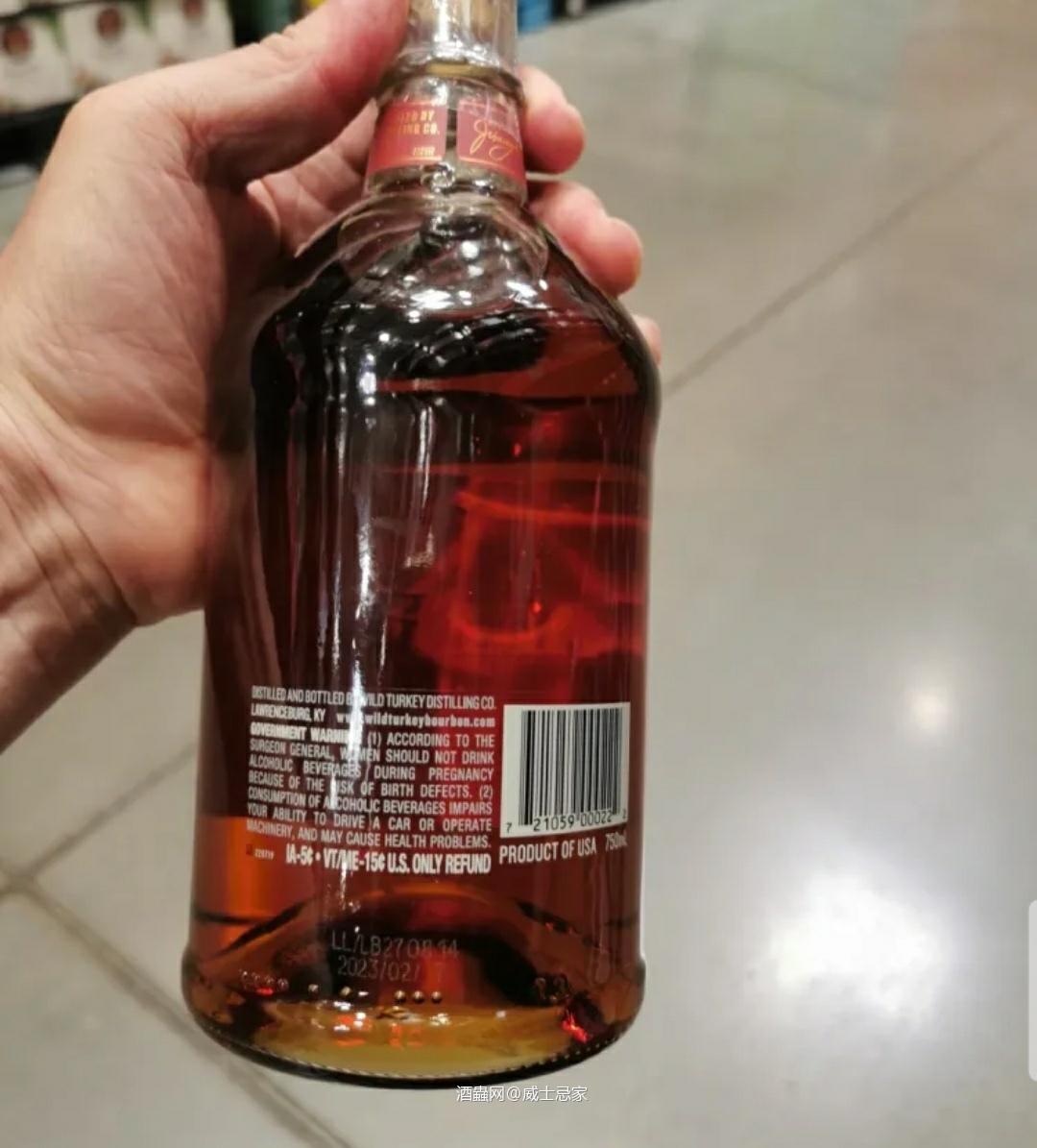 威凤凰珍藏肯塔基纯波本威士忌 Wild Turkey Rare Breed Kentucky Straight Bourbon Whiskey 这是一款原桶酒精度(116.8proof)装瓶的桶强产品。混合了6年、8年和12年不同年份的威士忌原液调配而成。尽管它的酒精度很高,但口感依旧顺滑,有丰富的橘子香料和坚果味,还夹杂着甜蜜的烟斗烟草的气息,以奶油般的余韵和少量的辣味收尾。 1、2013年、2