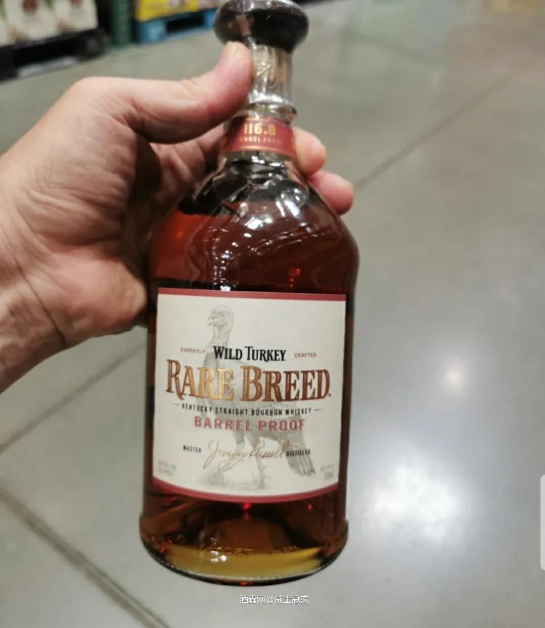 威凤凰珍藏肯塔基纯波本威士忌 Wild Turkey Rare Breed Kentucky Straight Bourbon Whiskey 这是一款原桶酒精度(116.8proof)装瓶的桶强产品。混合了6年、8年和12年不同年份的威士忌原液调配而成。尽管它的酒精度很高,但口感依旧顺滑,有丰富的橘子香料和坚果味,还夹杂着甜蜜的烟斗烟草的气息,以奶油般的余韵和少量的辣味收尾。 1、2013年、2