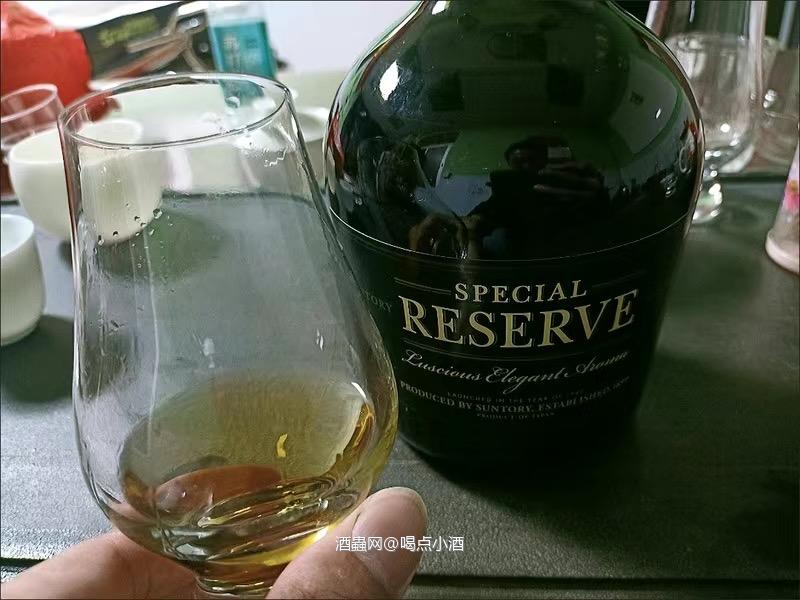 三得利特里珍藏威士忌,比较默默无名的一款威士忌,瓶子挺好看的。200出头。 淡淡的琥珀色 ,闻起来有爆米花和奶油的甜美气息。喝起来是柑橘的果香和蜂蜜的甜美。奶油太妃糖。尾韵一点点橡木气息。还挺不错的一款威士忌。