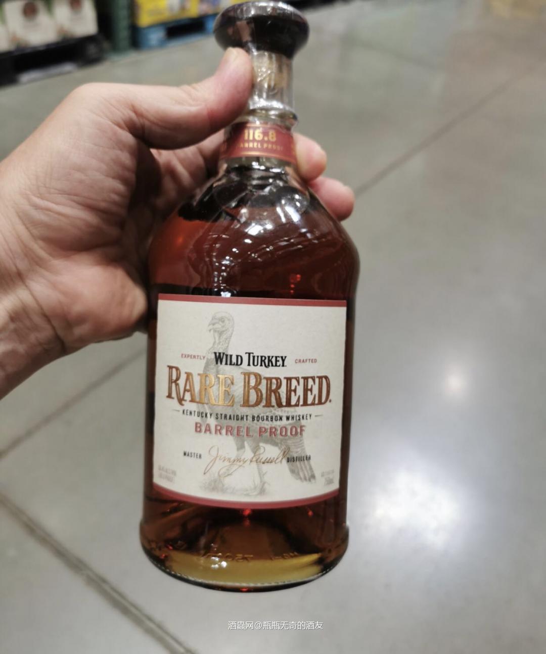 威凤凰珍藏肯塔基纯波本威士忌 Wild Turkey Rare Breed Kentucky Straight Bourbon Whiskey 这是一款原桶酒精度(116.8proof)装瓶的桶强产品。混合了6年、8年和12年不同年份的威士忌原液调配而成。尽管它的酒精度很高,但口感依旧顺滑,有丰富的橘子香料和坚果味,还夹杂着甜蜜的烟斗烟草的气息,以奶油般的余韵和少量的辣味收尾。 1、2013年、2
