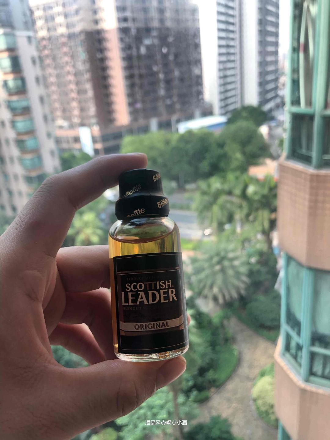 苏格里德经典调和威士忌, 酒精度40,酒厂醉入门的一款调和威士忌。 苏格里德作为调和型苏格兰威士忌,麦芽原液的配比高达40%。香甜的斯贝塞麦芽和汀思图酒厂的蜜糖味风格,是塑造Scottish Leader个性味道的大功臣,调配采用的麦芽原液从4年到12年都有,调配采用的谷物原液更是从4年到20年不等。