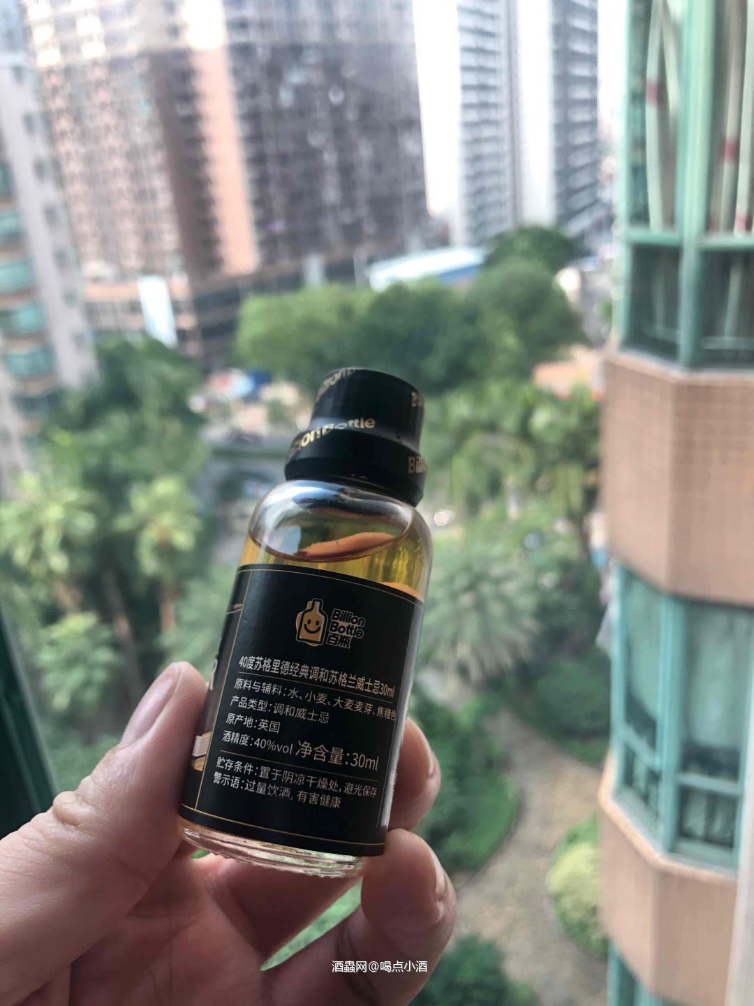 苏格里德经典调和威士忌, 酒精度40,酒厂醉入门的一款调和威士忌。 苏格里德作为调和型苏格兰威士忌,麦芽原液的配比高达40%。香甜的斯贝塞麦芽和汀思图酒厂的蜜糖味风格,是塑造Scottish Leader个性味道的大功臣,调配采用的麦芽原液从4年到12年都有,调配采用的谷物原液更是从4年到20年不等。