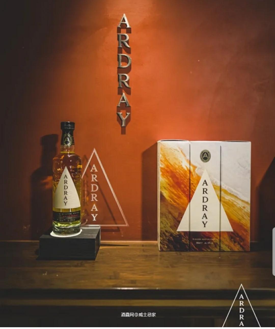 微醺日常:威士忌品鉴会Ardray岁风 🔸和朋友受邀参加调和品牌Ardray岁风的品鉴会, 场地在汾阳路51号2楼,店铺原本是知名酒吧HATS&CAPS。重新装修后调整布局,一楼为YAKITORI烧鸟,二楼则为First Floor by Ardray。偏巧在英国🇬🇧First Floor就是我们这二层的意思,想必也是有意为之。 🔸品鉴会由中国区主理人戴先生主持,非常专业,向在座来宾娓娓道