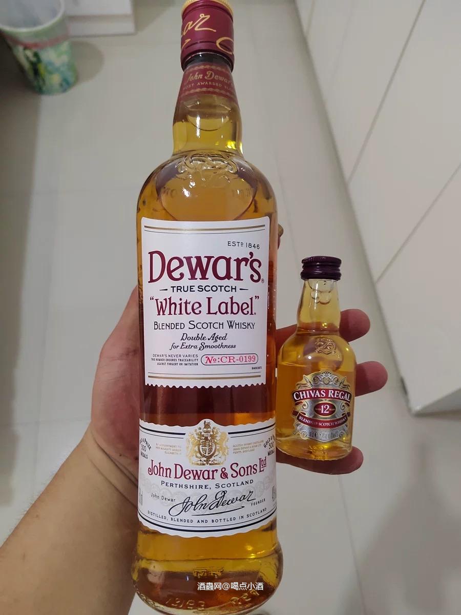 🥃帝王白牌,很柔顺的一款调和威士忌。帝王酒厂独特的二次陈酿。将经橡木桶陈酿的威士忌调配后,存入精选橡木桶中进行二次熟成。 经过“二次陈酿”工艺,酒液入口更加顺滑圆润,余味更为悠长。 🥃色泽:温暖深褐色 👃香味:充满葡萄干的果香并夹杂着一丝苏格兰石楠花的花香。 👄口感:丰富香甜的果味,圆润温和的口感,带有一丝隐约橡木味。
