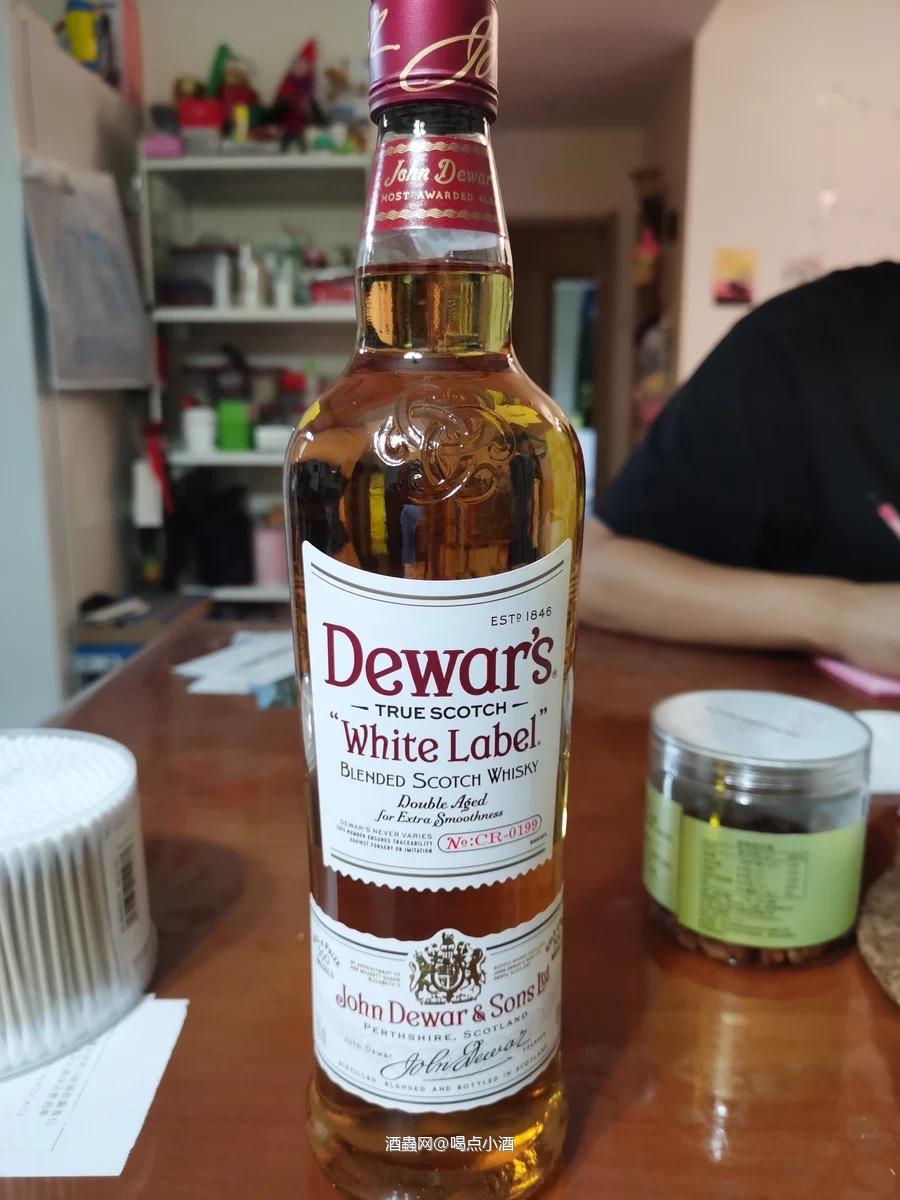 🥃帝王白牌，很柔顺的一款调和威士忌。帝王酒厂独特的二次陈酿。将经橡木桶陈酿的威士忌调配后，存入精选橡木桶中进行二次熟成。 经过“二次陈酿”工艺，酒液入口更加顺滑圆润，余味更为悠长。 🥃色泽：温暖深褐色 👃香味：充满葡萄干的果香并夹杂着一丝苏格兰石楠花的花香。 👄口感：丰富香甜的果味，圆润温和的口感，带有一丝隐约橡木味。