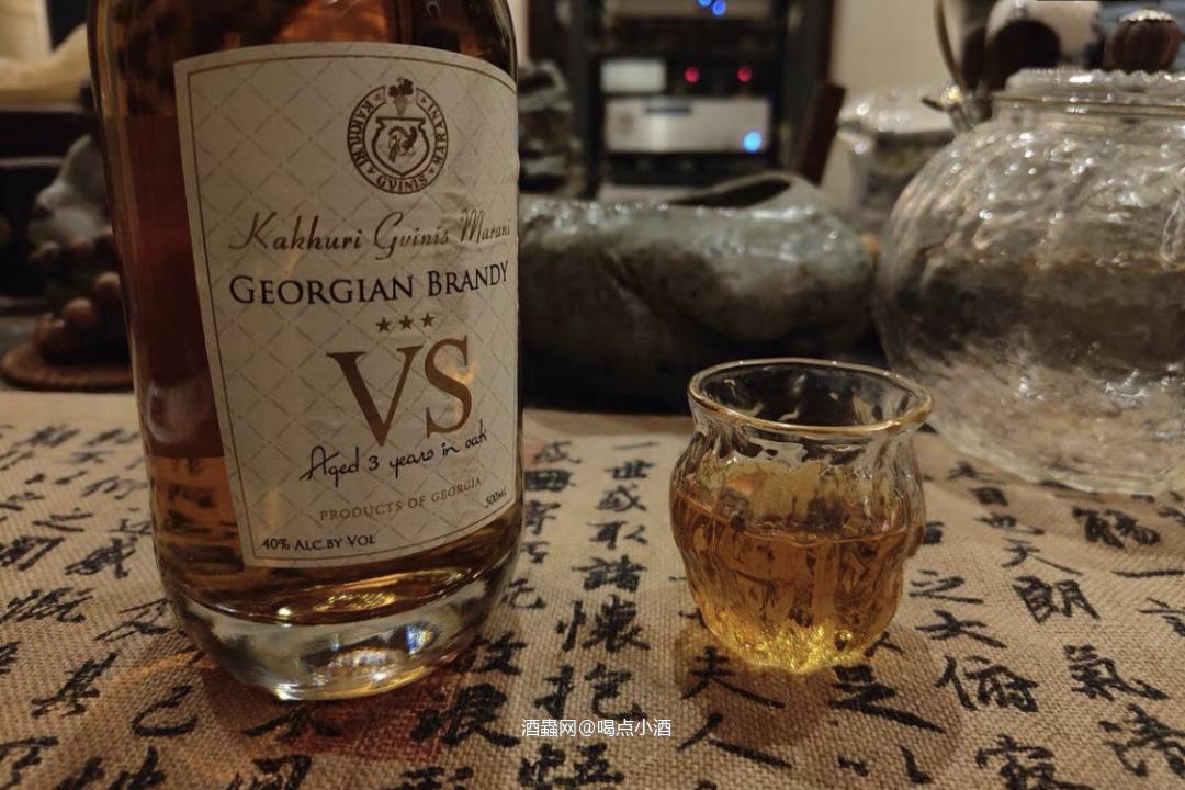 格鲁吉亚是葡萄酒的发源地，1965年前苏联对格鲁吉亚出土的10粒;葡萄籽考古发现:距今8000年前人工栽培的萨别拉维葡萄格鲁吉亚葡 萄酒对于国内人跟茶一样，在古老的发展史中难解难分 观其色 酒液金黄，清澈透亮 闻其香 淡雅的葡萄香味橡木桶的木质风味青草与花香自然芬芳等 口感甘洌，爽口怡人。