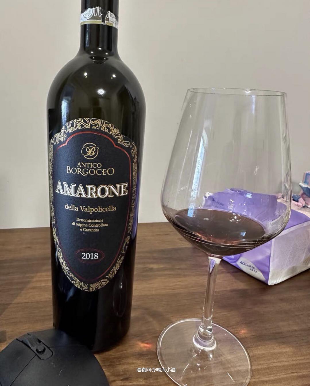 这是一款非常经典的Amarone!香气热烈清晰,散发着成熟的浆果、草药、烟熏和香料等香气;入口的结构清晰,新鲜活泼。非常适合搭配肉类。 它还有一点非常出色:香气很清晰,没有过多的突出的桶味儿。阿玛罗尼既不是产区,也不是葡萄品种,而是意大利独有的酿造工艺。阿玛罗尼酿造过程中所采用的风干技术,是意大利瓦尔波利切拉地区的一种特殊方法,在严格控制湿度和温度的环境中,葡萄放置大约100-120天,使其脱水以
