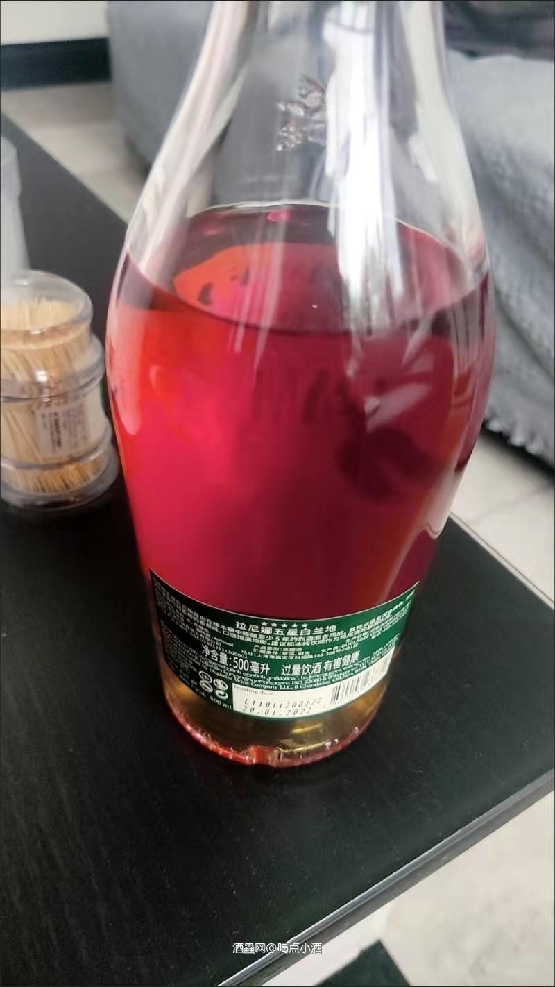 白兰地是以葡萄为原料,经过双重蒸馏,具有浓郁的干果香气的一款烈酒,口感饱满均衡。 威士忌则是以小麦为原料,同样需要经过双重蒸馏,口感平和具有更浓的烟熏气味。 需在特定的高加索橡木桶中陈化至少5年, 基本都是5-20年为标准时间,且必须在高加索产区装瓶。